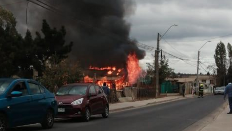 Vivienda de material ligero resultó completamente consumida por incendio en Quilpué