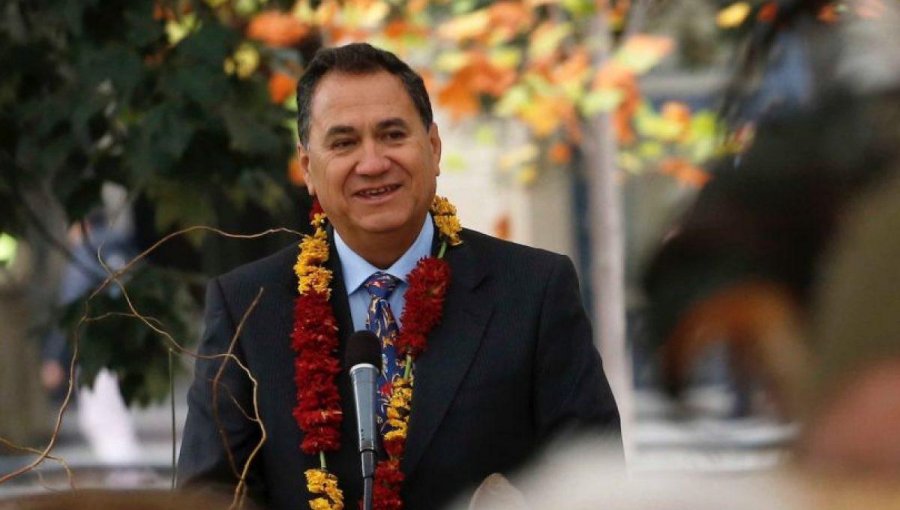 Alcalde de Rapa Nui reconoce que testeo en aeropuerto fue dispuesto por su municipio, pero asegura que el Minsal lo sabía