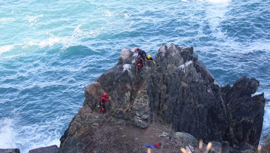 Sin resultados positivos finaliza búsqueda de persona extraviada tras caer desde roquerío en playa Las Docas