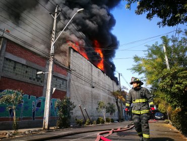 Incendio afecta a bodega de plástico en el centro de Santiago