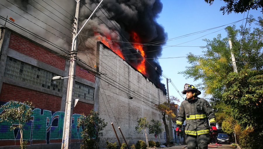 Incendio afecta a bodega de plástico en el centro de Santiago