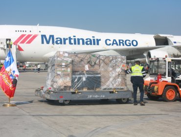 Presidente Piñera recibe 72 ventiladores en aeropuerto: Llegaron en avión de Países Bajos