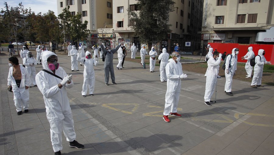 "La Marcha de los overoles blancos": Al menos 50 personas manifestaron en Plaza Baquedano