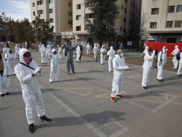 "La Marcha de los overoles blancos": Al menos 50 personas manifestaron en Plaza Baquedano