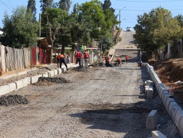 70% de avance tienen obras de nuevos pavimentos en calles y pasajes en la región de Valparaíso