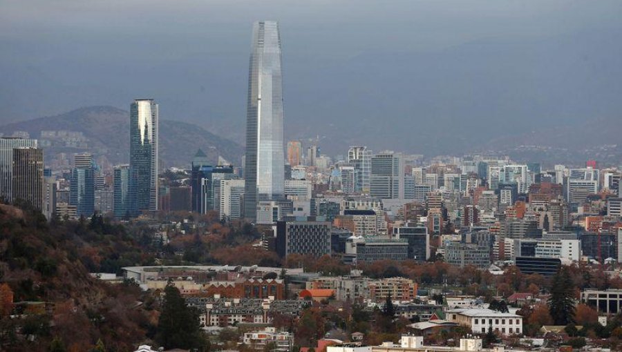 Clasificadora S&P ajustó la perspectiva de Chile a negativa como consecuencia de la pandemia y crisis social