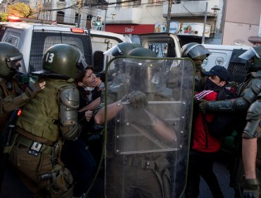 Centro de Valparaíso es blanco de incidentes enmarcados en el día del Carabinero