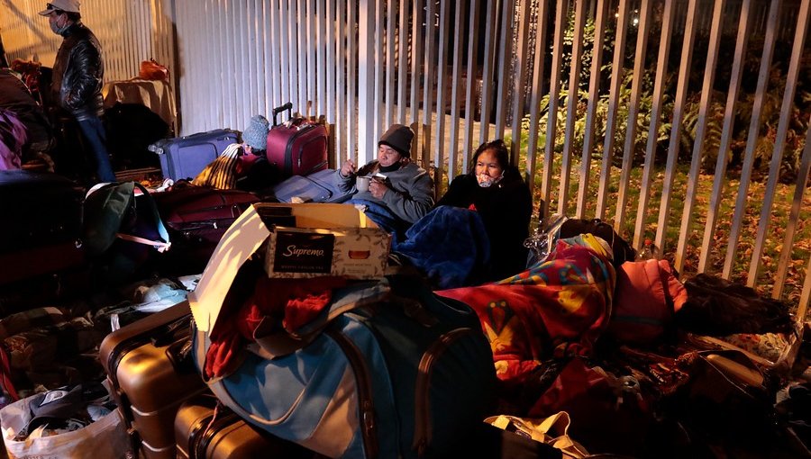 Cerca de 400 bolivianos varados acampan afuera del consulado de su país en Providencia