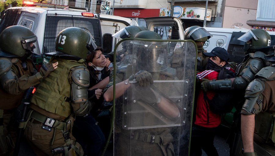 Centro de Valparaíso es blanco de incidentes enmarcados en el día del Carabinero