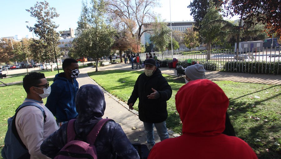 Turistas colombianos fueron desalojados de hostal en Santiago y piden ayuda para retornar a su país