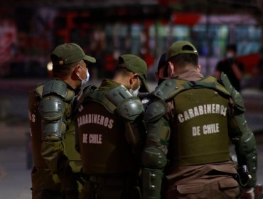 Carabineros investigados por disparos contra manifestantes fueron dados de baja: Gobierno se querellará