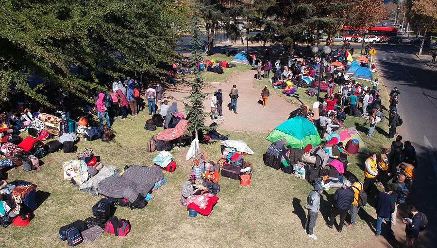 Bolivianos varados en Providencia harán cuarentena en Iquique y viajarán a su país