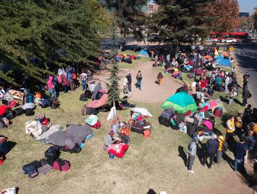 Bolivianos varados en Providencia harán cuarentena en Iquique y viajarán a su país