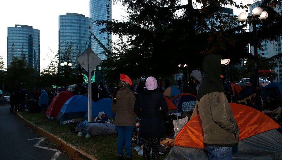 400 ciudadanos bolivianos acampan afuera de consulado en Providencia pidiendo regresar a su país