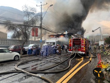 Incendio de gran magnitud afectó a galpones de la Zofri de Iquique