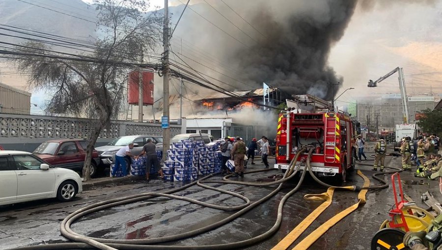 Incendio de gran magnitud afectó a galpones de la Zofri de Iquique