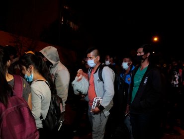 Trasladan a parroquias a bolivianos varados en Providencia antes de viajar a Iquique