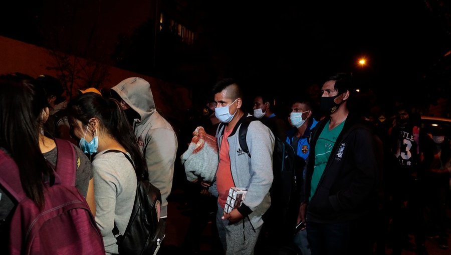 Trasladan a parroquias a bolivianos varados en Providencia antes de viajar a Iquique