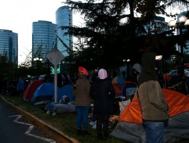 400 ciudadanos bolivianos acampan afuera de consulado en Providencia pidiendo regresar a su país