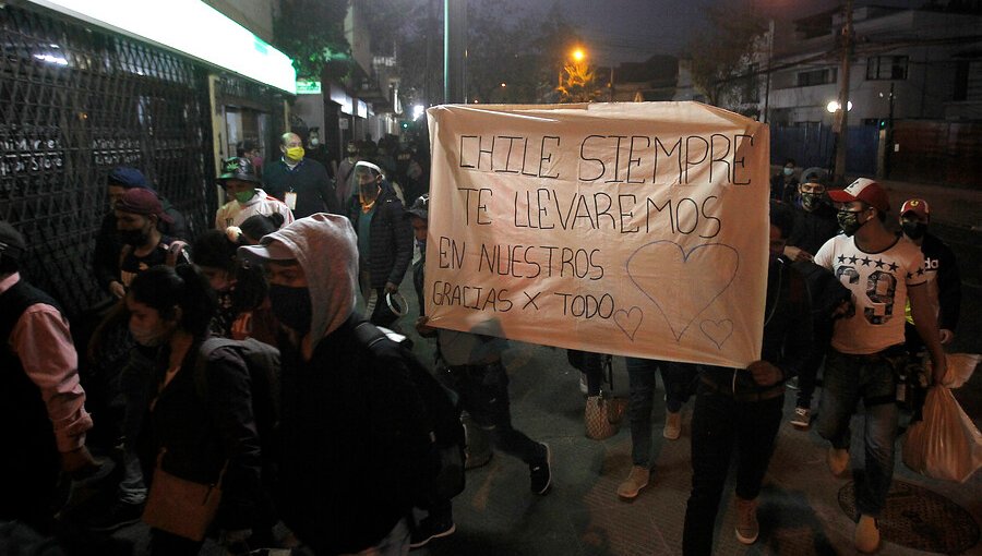 Los primeros 640 bolivianos varados en Providencia viajaron en 14 buses rumbo a Iquique