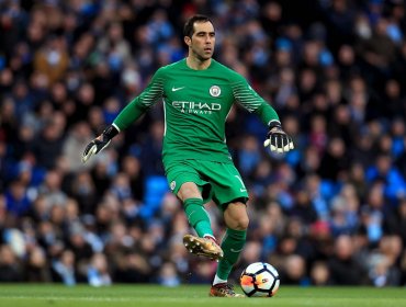 Claudio Bravo podría continuar una temporada más en el Manchester City