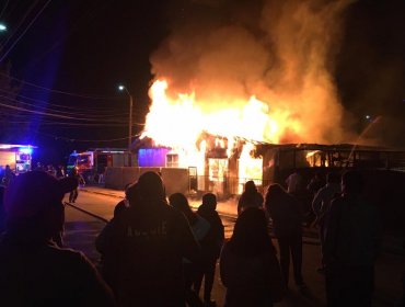 Quilpué: Incendio estructural declarado consume dos viviendas en el sector de Belloto Norte