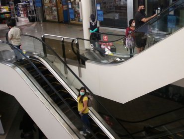 Mall Apumanque reabrió sus puertas al público con prohibición de ingreso a mayores de 70