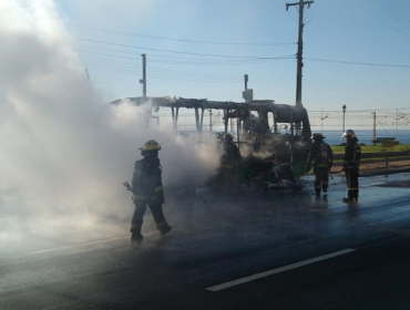 Microbús de la locomoción colectiva se incendió en la Av. España de Valparaíso