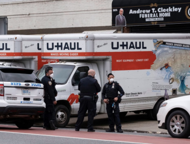 Hallan unos 50 cadáveres en descomposición al interior de camiones de mudanza en Brooklyn