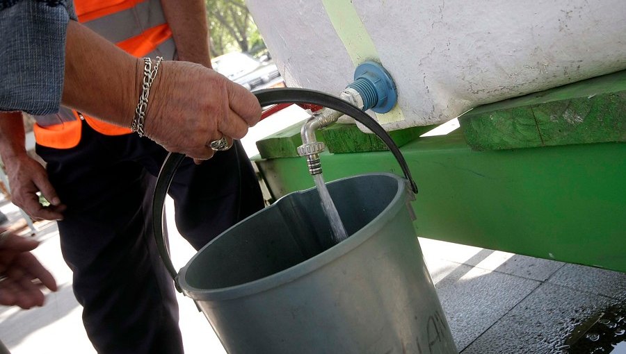 Senadores de oposición llaman al Gobierno a aumentar a 100 litros por persona la cantidad de agua a entregar