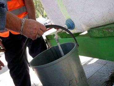 Senadores de oposición llaman al Gobierno a aumentar a 100 litros por persona la cantidad de agua a entregar