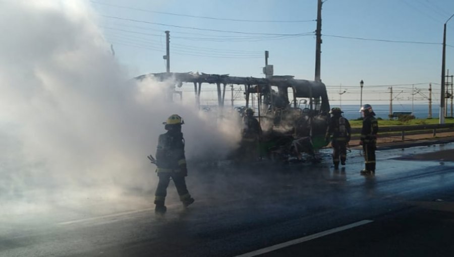 Microbús de la locomoción colectiva se incendió en la Av. España de Valparaíso