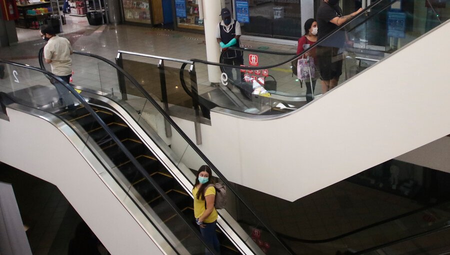 Mall Apumanque reabrió sus puertas al público con prohibición de ingreso a mayores de 70