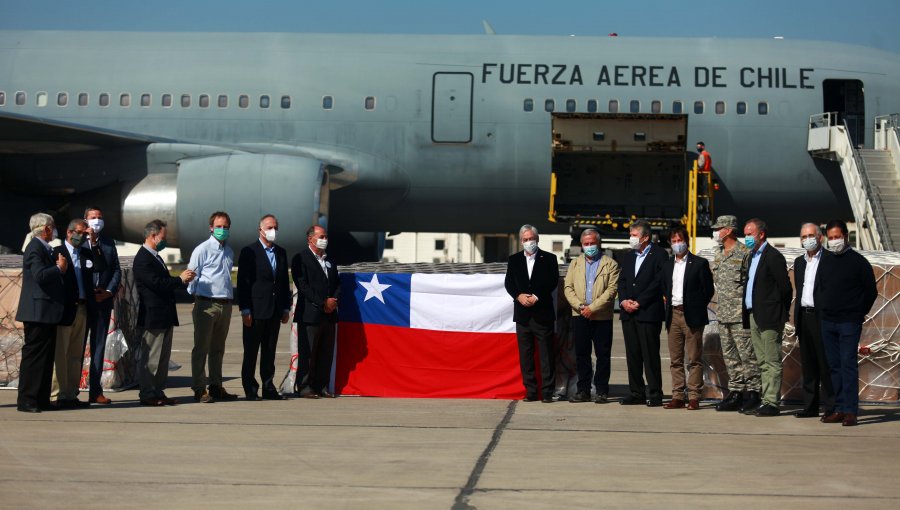 Presidente Piñera recibe en el Aeropuerto la llegada de nuevos ventiladores mecánicos al país