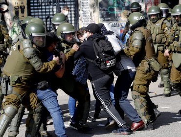 Carabineros detuvo a manifestantes y equipos de la prensa en Plaza Baquedano