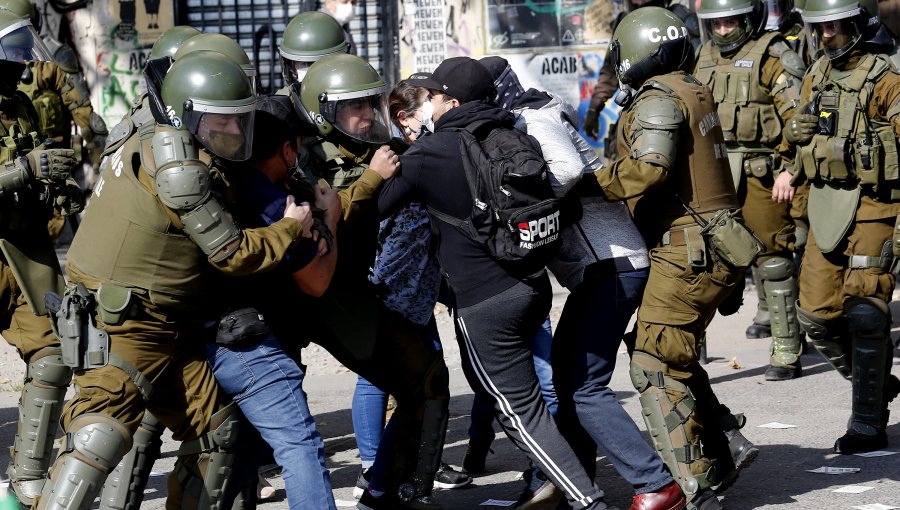 Carabineros detuvo a manifestantes y equipos de la prensa en Plaza Baquedano