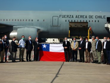 Presidente Piñera recibe en el Aeropuerto la llegada de nuevos ventiladores mecánicos al país