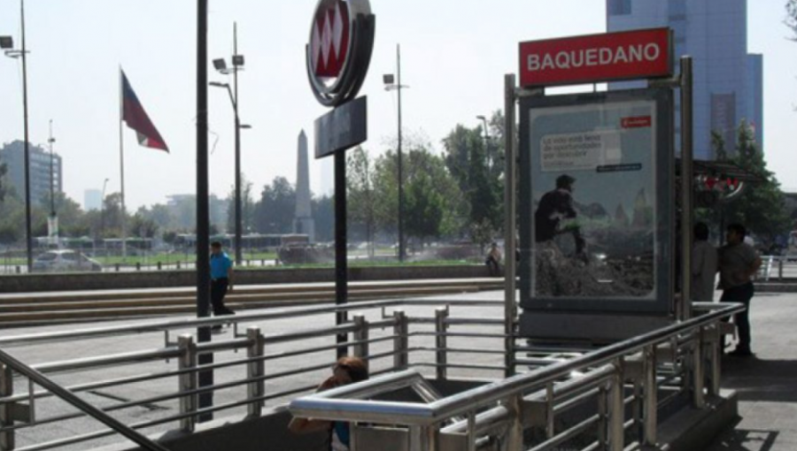 Estación Baquedano del Metro de Santiago reabrirá tres de sus accesos este lunes 4
