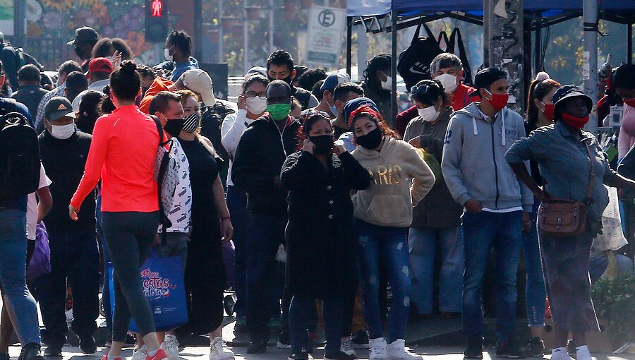 Santiaguinos visitaron en masa los paseos del centro, la Estación Mapocho y la Vega Central