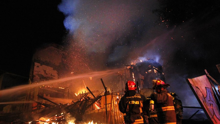 Voraz incendio destruye histórica casona de Playa Ancha en Valparaíso