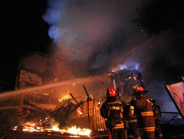 Voraz incendio destruye histórica casona de Playa Ancha en Valparaíso