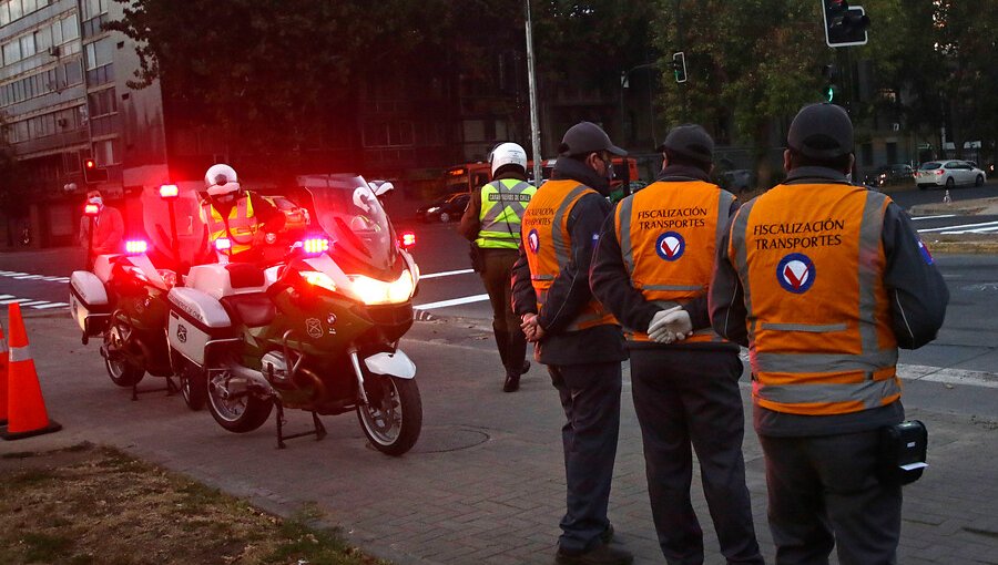 Municipios lamentaron la restricción vehicular en Santiago: "Favorece el contagio de Covid-19"