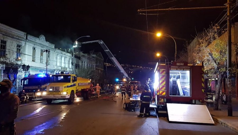 Incendio estructural afectó a edificio comercial en pleno centro de Valparaíso