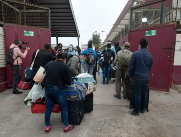 Alcalde de Iquique anuncia acciones legales por brote de Covid-19 en bolivianos trasladados desde Providencia