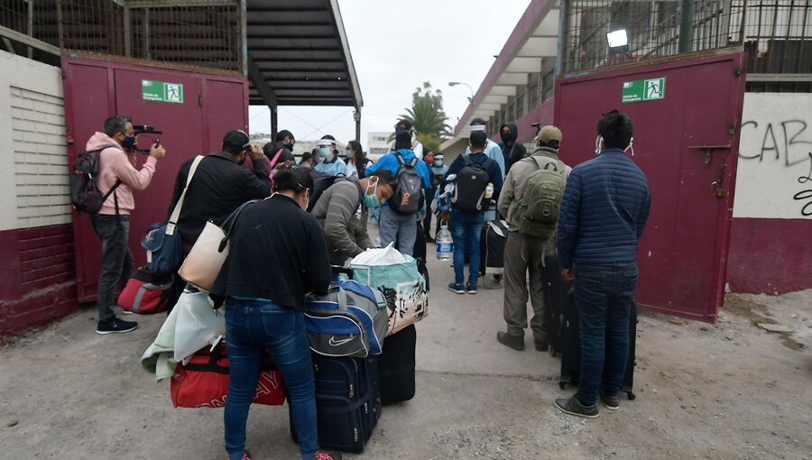 Alcalde de Iquique anuncia acciones legales por brote de Covid-19 en bolivianos trasladados desde Providencia