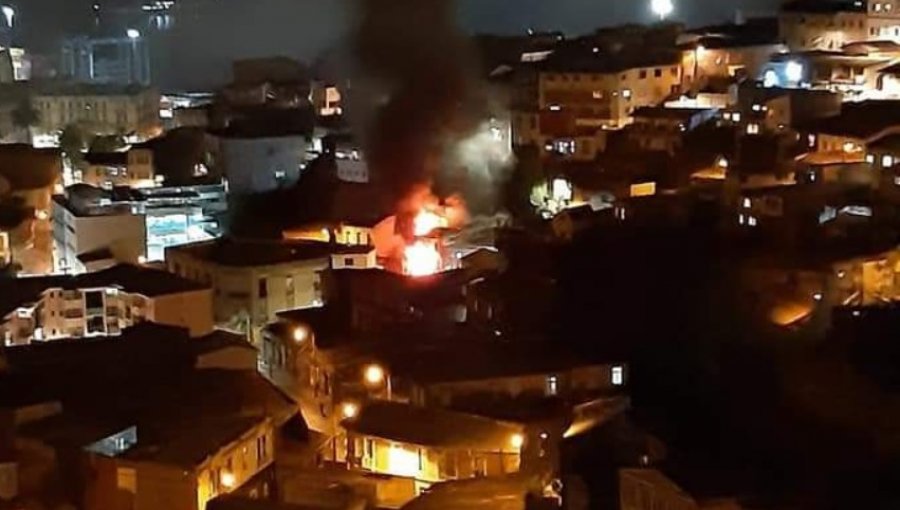 Incendio declarado consumió vivienda de dos pisos en el cerro Cordillera de Valparaíso