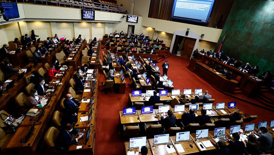 Cámara aprueba parcialmente indicaciones para reducción de dieta parlamentaria y proyecto pasa a Comisión Mixta