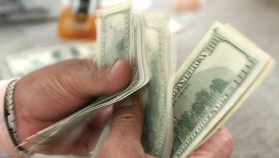 El precio del dólar retomó la tendencia al alza y cerró cerca de los $840