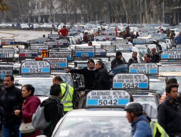 Taxis y colectivos se movilizan contra el Gobierno por "no ser considerados" en medidas de ayuda