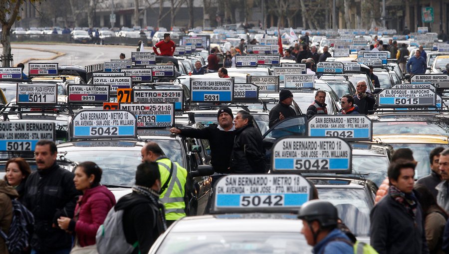 Taxis y colectivos se movilizan contra el Gobierno por "no ser considerados" en medidas de ayuda